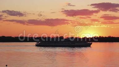 令人惊叹的湖泊景观，海岸线，<strong>漂浮</strong>的渡船在美丽的<strong>橙色</strong>日落。
